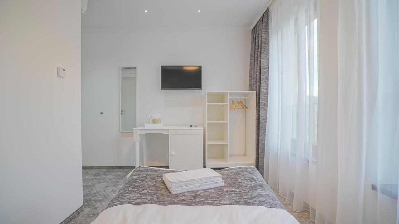 Monarch House 3*
